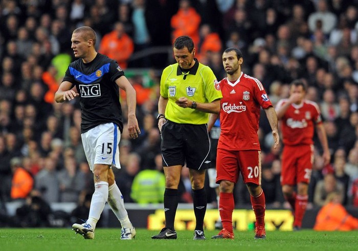 Ba chiếc thẻ đỏ của trung vệ Vidic trong những lần đối đầu Liverpool